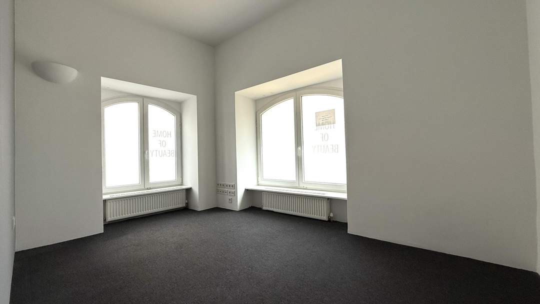 SPITTELBERG: Zentral begehbares Büro (viele Zimmer) mit Loggia! Garagenplätze bei Bedarf!
