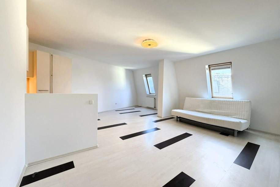 Dachgeschosswohnung mit offenem Wohnkonzept in Laxenburg – ideal für Singles &amp; Anleger, Wohnung-kauf, 185.000,€, 2361 Mödling