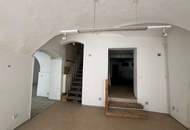 Praktischer Lagerraum mit Altbauflair und zwei Schaufenster zur Michaeligasse