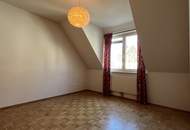 1130! Schöne 4-Zimmer DG-Wohnung mit großer Terrasse und Balkon nahe Roter Berg!