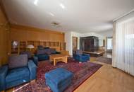 Exklusivität und Privatsphäre pur auf 2.610 m2 Grundfläche! Von der Terrasse in den Schwimmteich.