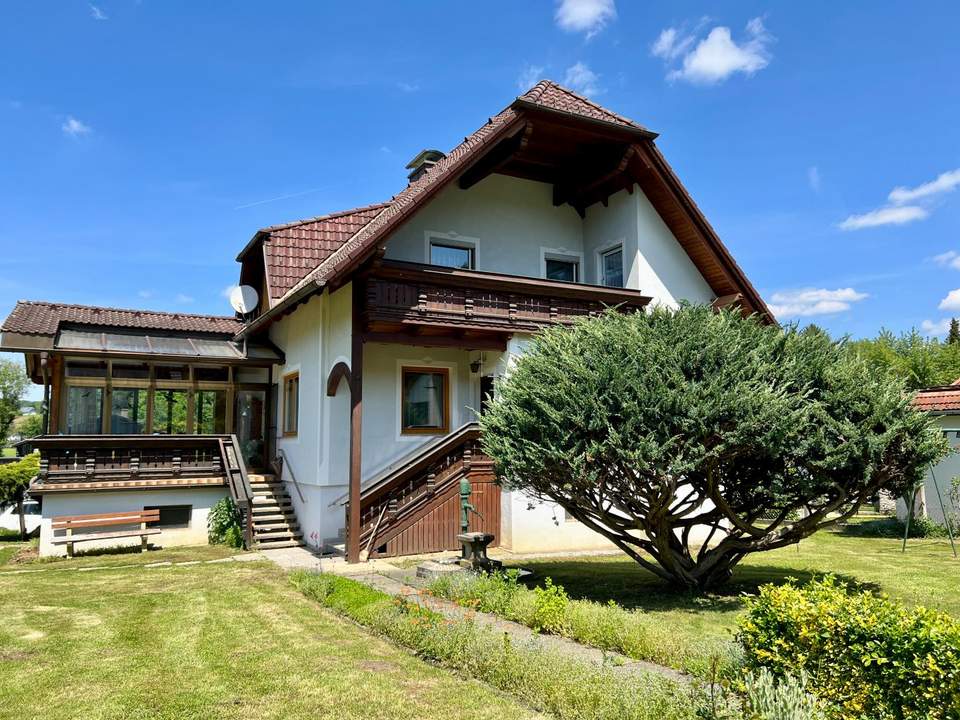 Großzügiges Wohnhaus mit Wintergarten