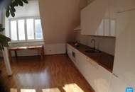 Helle 2 Zimmer DG Wohnung Altbau für Sportler