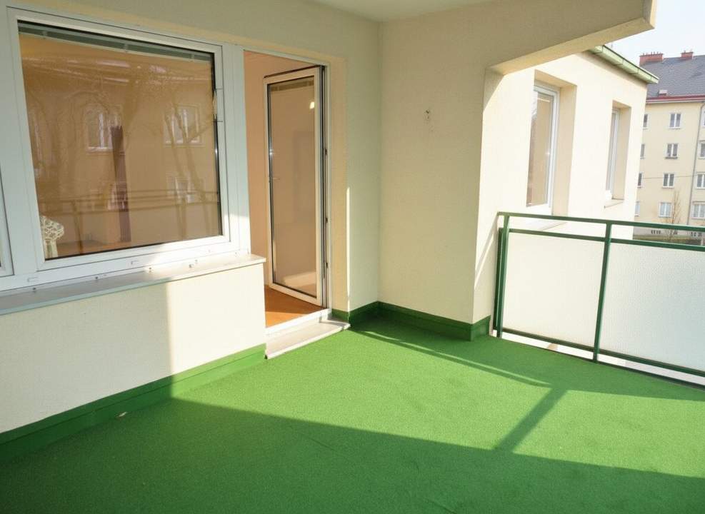 NEUBAUMIETE IN GRÜNLAGE MIT SONNENLOGGIA UND GARAGENPLATZ