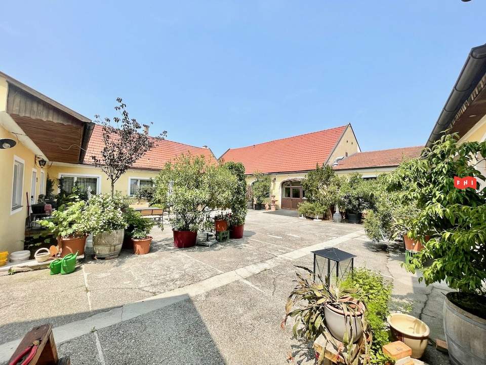 Vierkanthof mit 2 Wohnhäusern - Ideal für Zimmervermietung - Heurigenlokal & Hofladen - Gemeinschaftspraxis Nähe Stift Göttweig bei Krems