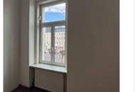 Großzügige Altbauwohnung, frisch ausgemalt, neuwertige Küche, an der Hauptstraße & 1 Zimmer Richtung Hinterhof gelegen, mit guter Raumaufteilung.