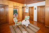 Großzügiges Ein-/Zweifamilienhaus mit ausgebautem Dachgeschoss, zwei Garagen und Garten in Paudorf