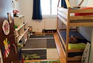 Viel Platz für Ihre Familie! Gemütliche 4-Zimmer Wohnung mit großer Loggia umgeben von Grünflächen! Beste Infrastruktur!