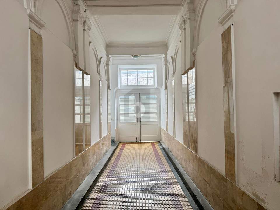 HOCHWERTIG SANIERTE ALTBAUWOHNUNG IN ZENTRALER LAGE MIT LIFT!