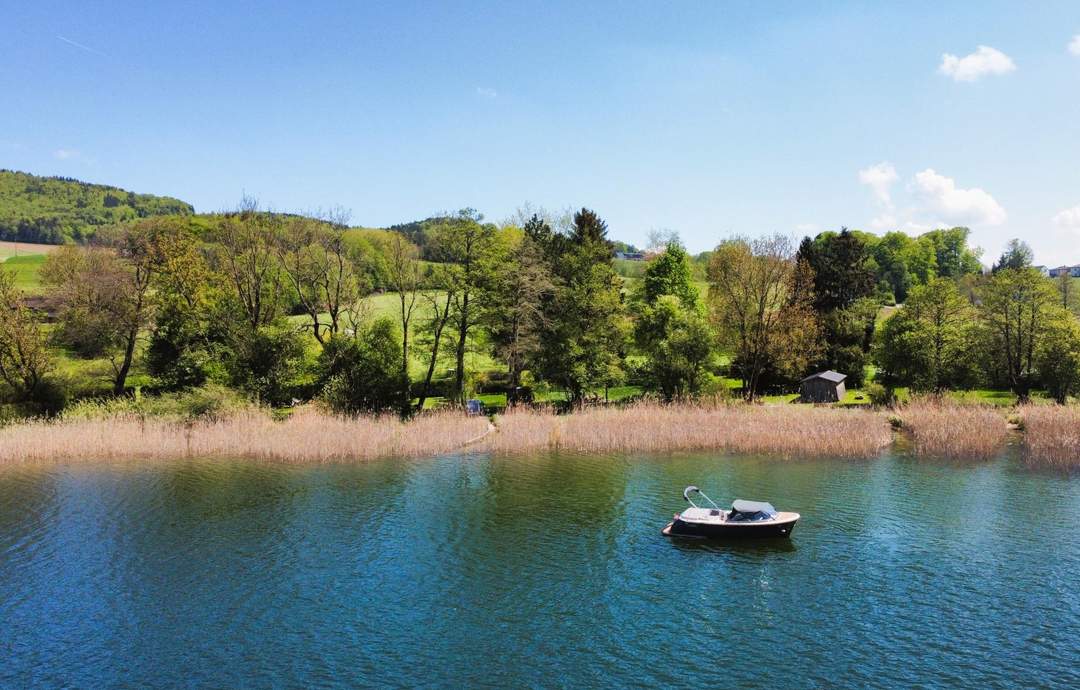 Rarität im Salzburger Seenland – 390 m² direkt am Wasser mit Steg