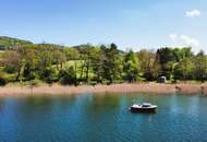 Rarität im Salzburger Seenland – 390 m² direkt am Wasser mit Steg