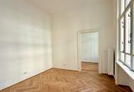 Erstbezug nach Sanierung - Stilaltbauwohnung mit kleinem Balkon