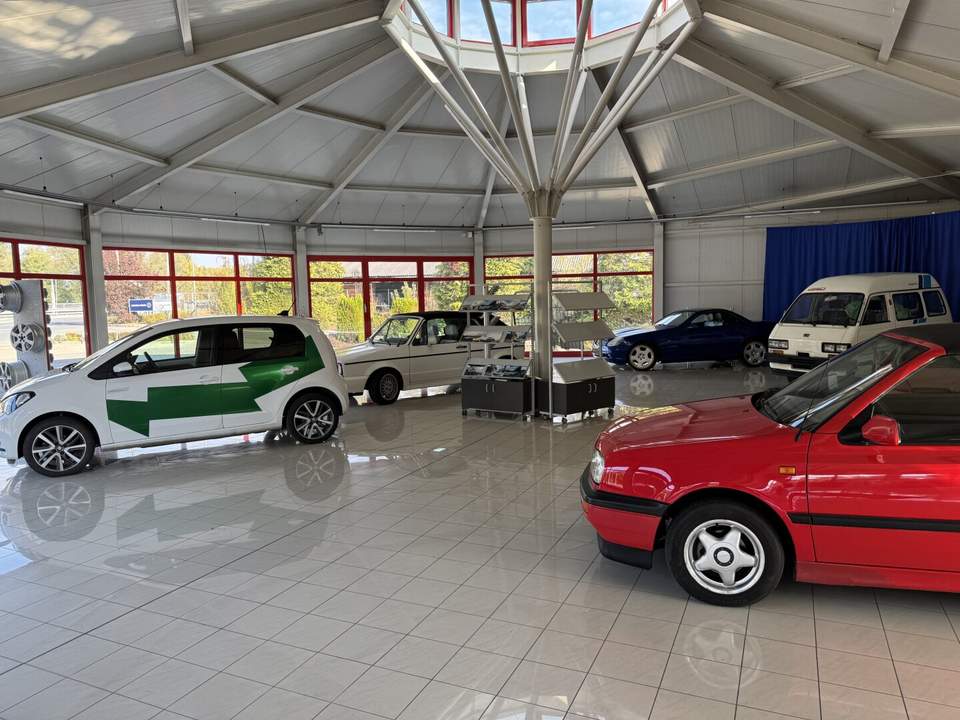 Gepflegte Auto-Verkaufshalle in Spielfeld: 330m² plus 776m² Freifläche für 2.200€ netto/Monat – optimale Lage!