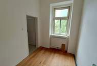 Erstbezug nach Sanierung: Helle 2,5-Zimmer-Altbau-Wohnung mit Balkonmöglichkeit