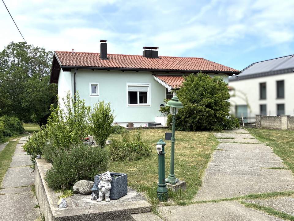 Dein Wohnglück im Grünen! Familienwohnhaus mit Vollkeller, riesengroßer Garten und ca 5km zum See!
