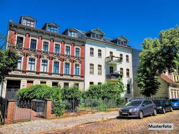 Mehrfamilienhaus mit 3 Wohnungen, Terrasse und Doppelgarage