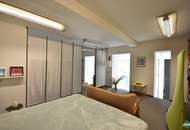 Flexibel gestaltbares Büro mit großen Glasfronten am Donaukanal