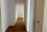 Tolle 3-Zimmer DG-Wohnung mit Balkon - teilweise hohe Räume im Altbau mit 1xSchlafzimmer in den Innenhof - WG geeignet