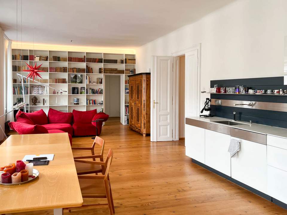 Helle Altbauwohnung mit Balkon und Wohnküche in bester Lage