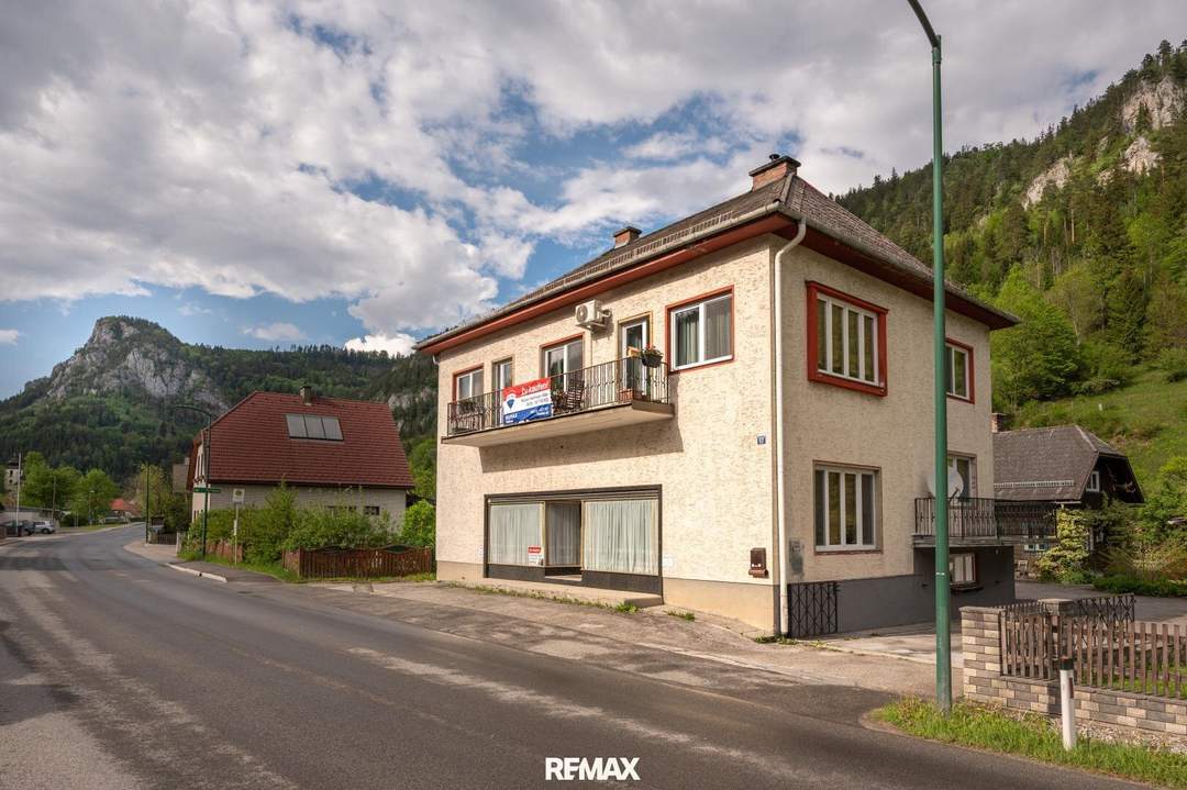 Zwei Häuser, ein Grundstück: Ihr neues Zuhause mit laufenden Mieteinnahmen