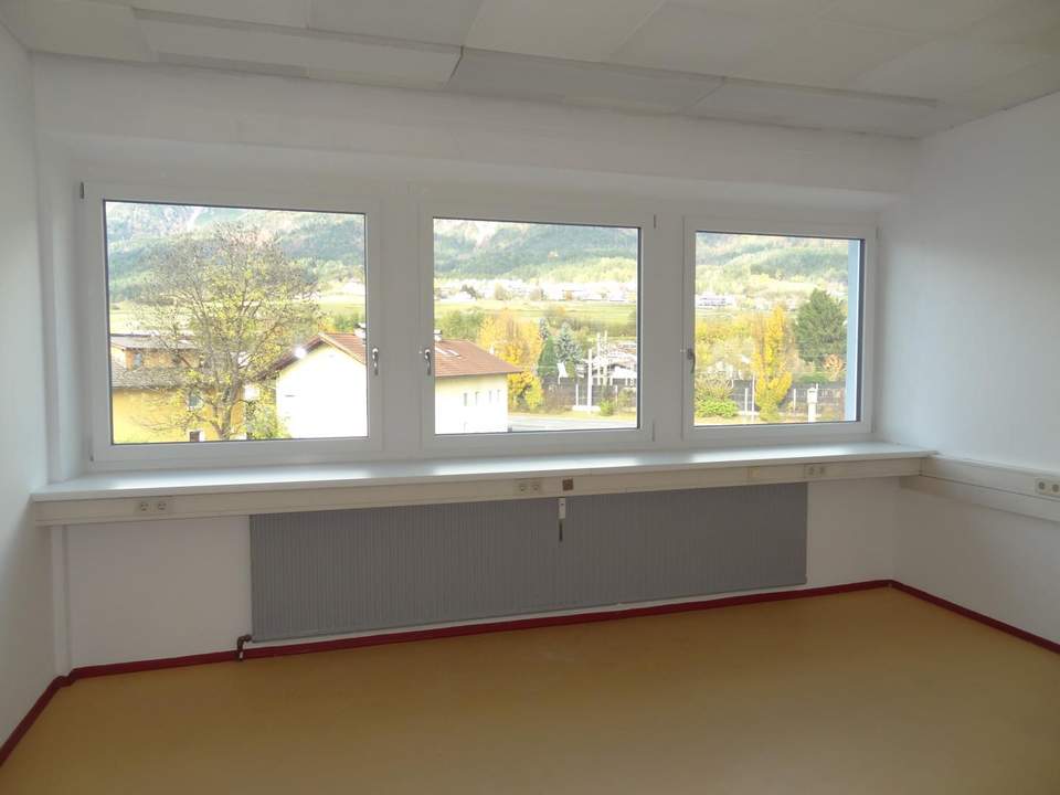 Preiswerte und barrierefrei erreichbare Bürofläche in verkehrsgünstiger Lage von Neu-Rum zu mieten