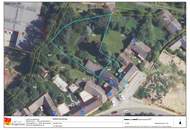 Bauernhaus mit grünem Gartenidyll und Naturpool