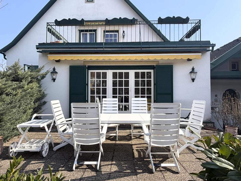 Eine Villa mit Wohnkultur, parkähnlichem Garten und Pool // A Villa of Distinction with Park-Like Garden and Pool //