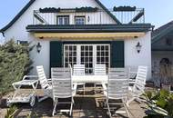 Eine Villa mit Wohnkultur, parkähnlichem Garten und Pool // A Villa of Distinction with Park-Like Garden and Pool //