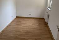 Perfekte Wohnung für junge Familien und Pärchen dank idyllischer Grünlage und optimaler Infrastruktur! Kompakte und sehr flexibel nutzbare Raumaufteilung! Neu saniert und sofort beziehbar!