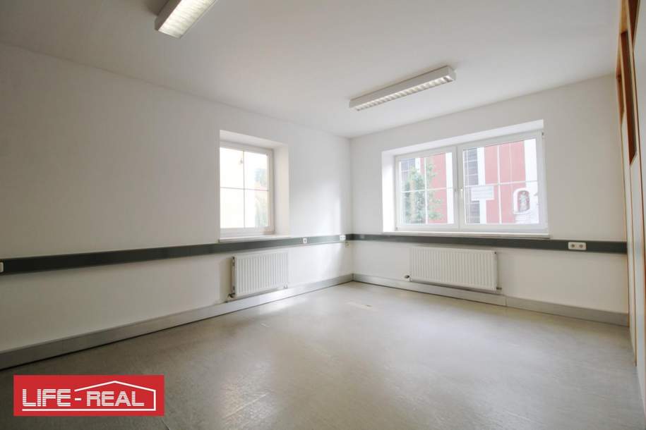 Großzügiges Büro / Ordination in Toplage: Vielseitige Nutzung in historischem Ambiente im Zentrum von Ried, Gewerbeobjekt-miete, 1.890,00,€, 4910 Ried im Innkreis