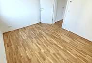 Durchdacht geplant, hochwertig umgesetzt! Happy to be here! Klimaaktiv Bronze / Kompakt / 3 Zimmer / Großer Süd-Balkon! TOP Neubauprojekt im Grünen + Perfekte Raumaufteilung + Luftwärmepumpe und Solaranlage + Garage!