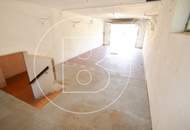 Großes Eckgrundstück mit renovierungsbedürftigem Haus!