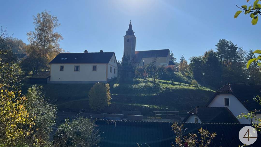 kleines Haus mit Nebengebäude und großem Garten