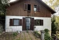 2 stark renovierungsbedürftige Häuser auf einem Grundstück mit schöner Fernsicht zu verkaufen