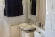 Seltene Gelegenheit in begehrter Lage! Gemütliche 2-Zimmer Wohnung mit bodentiefen Fenstern, praktischem Abstellraum UND kostengünstigem Parkplatz direkt vor der Haustüre!