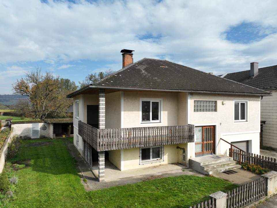 Wohnhaus mit großzügigem Balkon