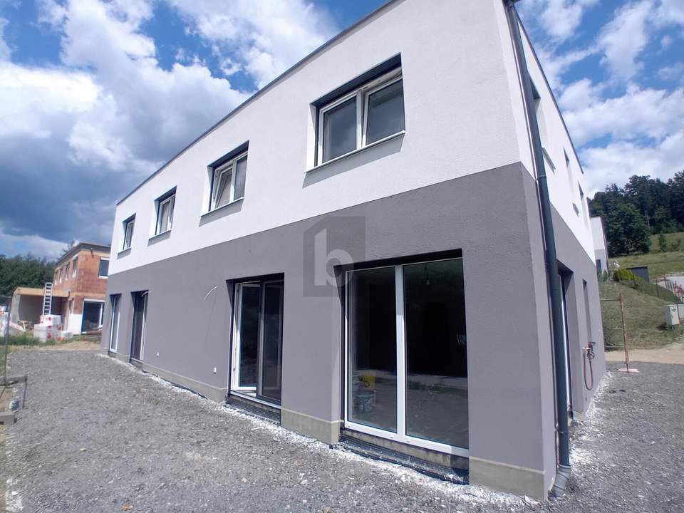 Preisreduktion! MODERNES DOPPELHAUS IN RUHIGER SONNENLAGE MIT PV-ANLAGE UND CARPORT