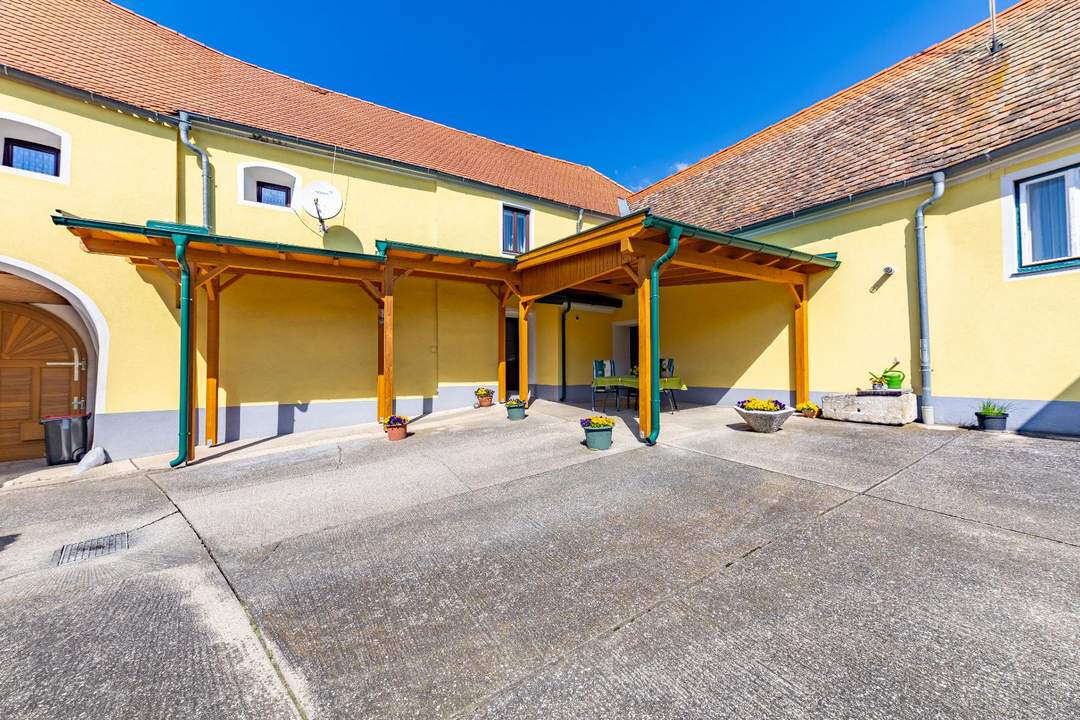 WOHNEN UND ARBEITEN UNTER EINEM DACH mit Gästehaus, Hallen und uneinsehbarem Innenhof in Obernalb!