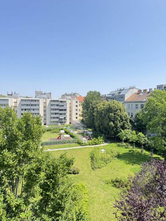 ***Stilvoller Erstbezug in Ruhelage – Sanierte 3-Zimmer-Altbauwohnung***