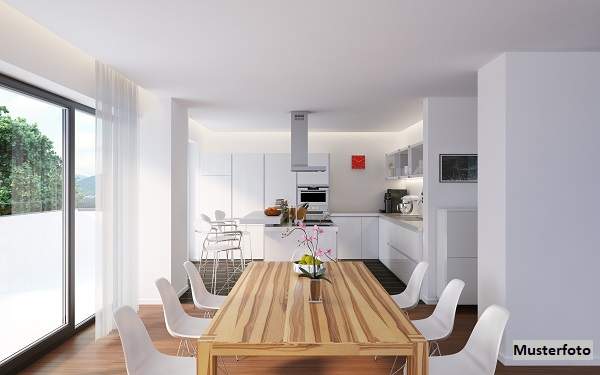 Einfamilien-Doppelhaushälfte mit Stellplatz und Garten