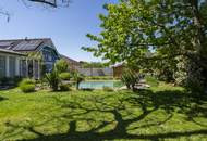 Mediterranes Wohngefühl im Weinviertel – Traumhaus mit Naturpool &amp; Weitblick