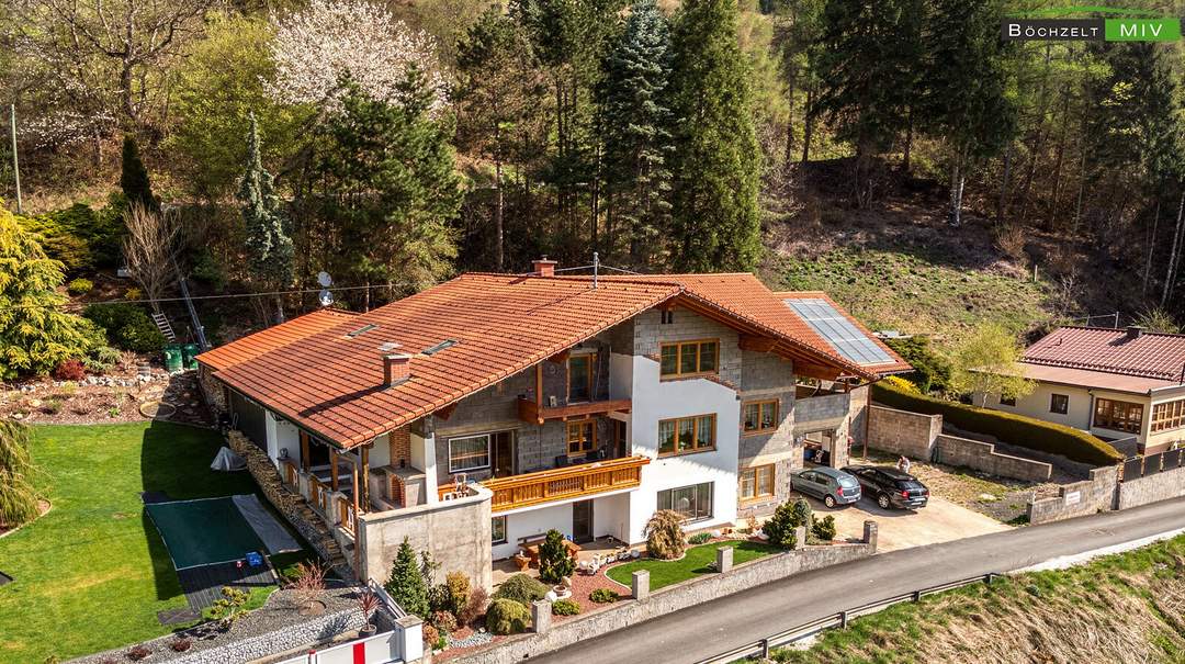 Riesiges Ein- oder Zweifamilienhaus mit 359 m² Wohnfläche, 2 Terrassen, Garage und Fernblick in Thalheim