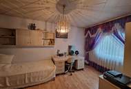 LIEBEVOLLER, SEHR GEPFLEGTER BUNGALOW SAMT NEBENGEBÄUDE MIT PARKÄHNLICHEM GARTEN IN TRAUMHAFTER WOHNLAGE MIT HERRLICHEM GRÜNBLICK DIREKT AN FELDER DER REGION ANGRENZEND