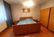 Solides Einfamilienhaus mit Garten und großer Halle