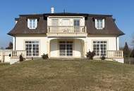 Zeitlose Eleganz - Villa mit Parkgarten und Nebengebäuden