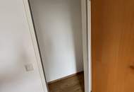 Seltene Gelegenheit in begehrter Lage! Gemütliche 2-Zimmer Wohnung mit bodentiefen Fenstern, praktischem Abstellraum UND kostengünstigem Parkplatz direkt vor der Haustüre!