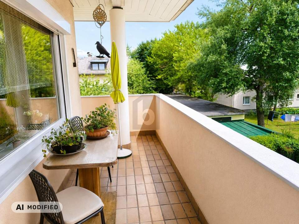 STADTWOHNUNG MIT GROßEM BALKON, GRÜNBLICK UND HOCHWERTIGER TISCHLERAUSSTATTUNG
