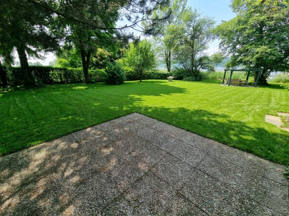 Direkt am Obertrumer See: Badegrundstück mit Steg, Boje &amp; Weinfass-Schlafplatz