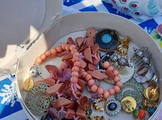 Haushaltsauflösung -Markenkleidung, Modeschmuck, Nippes, Figuren -gesamt nur gegen Selbstabholung zu, 199 €, Marktplatz-Sammlungen & Haushaltsauflösungen in 1230 Liesing Haushaltsauflösung -Markenkleidung, Modeschmuck, Nippes, Figuren -gesamt nur gegen Selbstabholung zu, 199 €, Marktplatz-Sammlungen & Haushaltsauflösungen in 1230 Liesing