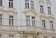 Nähe Stadtpark: Großzügige 137 m² Altbauwohnung mit kleinem Balkon